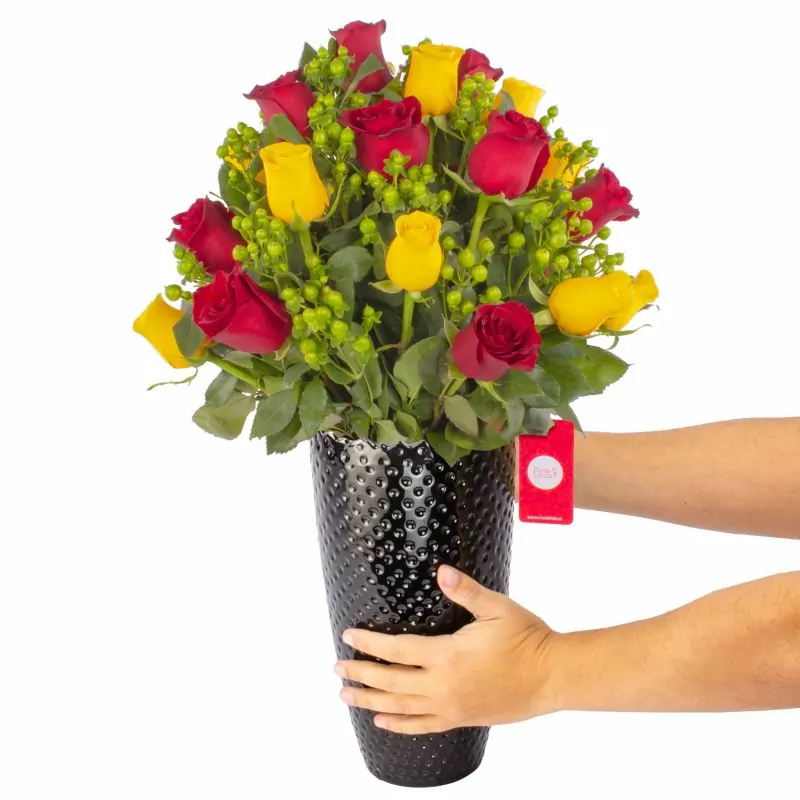 Foto 2 Love Mix Rojo/Amarillo - Arreglo floral con 24 rosas rojas y amarillas, e hypericum verde