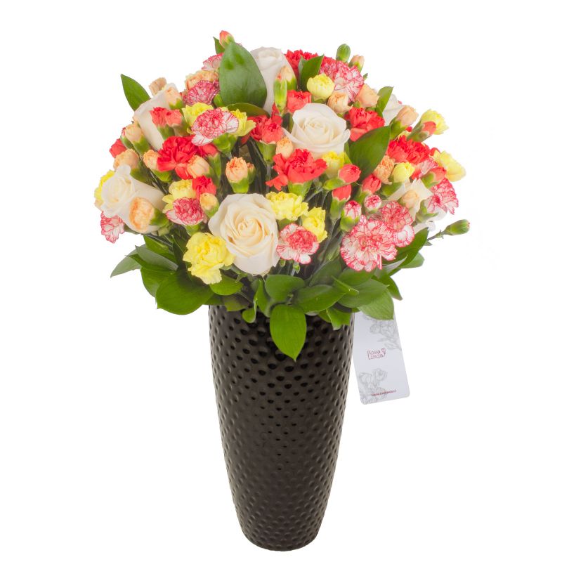 Pamela Rosas Blancas - Florero negro mediano con rosas blancas y mini claveles amarillos y naranjos Pamela Rosas Blancas - Florero negro mediano con rosas blancas y mini claveles amarillos y naranjos