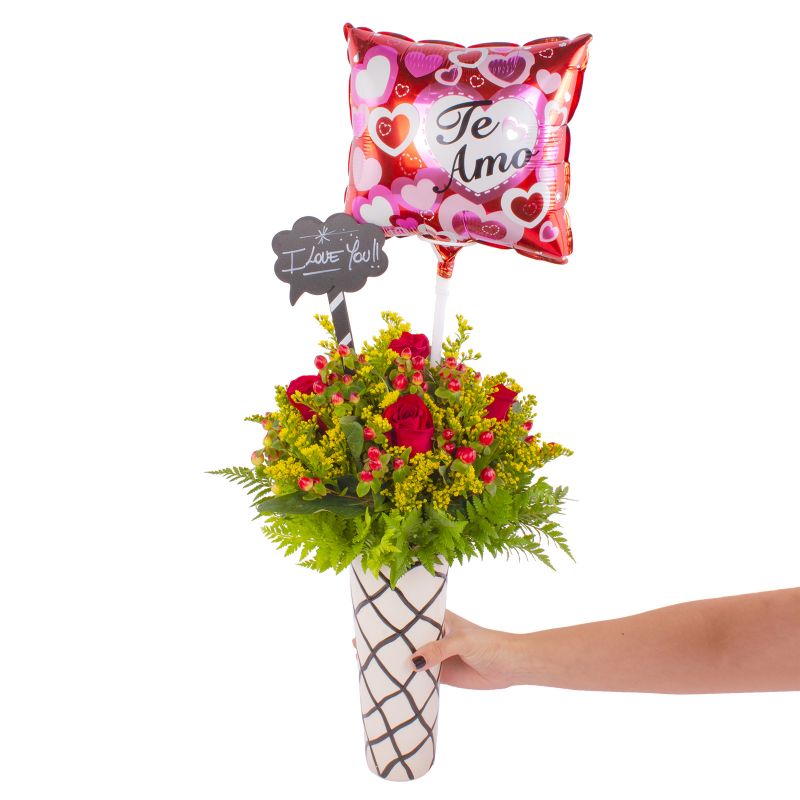 Foto con persona Día del amor en columna - Flores a domicilio Foto con persona Día del amor en columna - Flores a domicilio