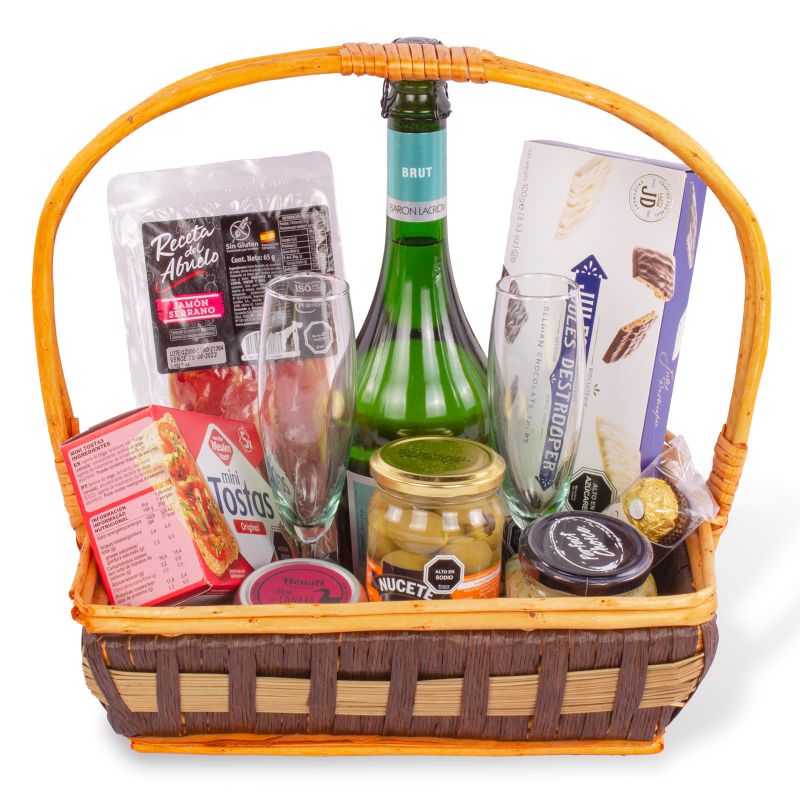 Set de Regalo Brindis Especial - Canasto de mimbre con espumantes, copas y picoteo Set de Regalo Brindis Especial - Canasto de mimbre con espumantes, copas y picoteo