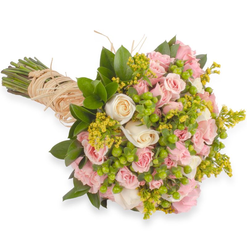 Diane ramo de novia - minirosas rosadas, rosas blancas, e hypericum verde Diane ramo de novia - minirosas rosadas, rosas blancas, e hypericum verde