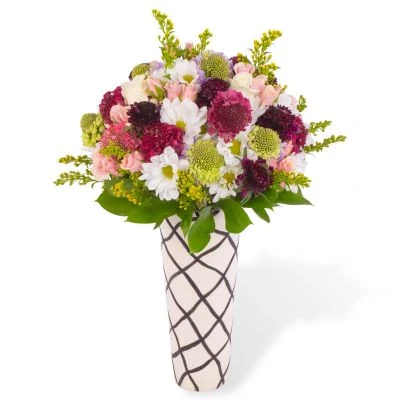 Piscis - Arreglo floral con escabiosas, minirosas rosadas, maules blancos,  solidago y ruscus