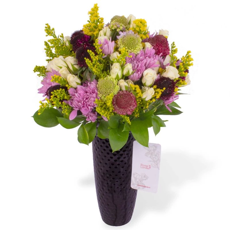 Escorpio - Arreglo floral con escabiosas, minirosas blancas, maules lilas, solidago y ruscus