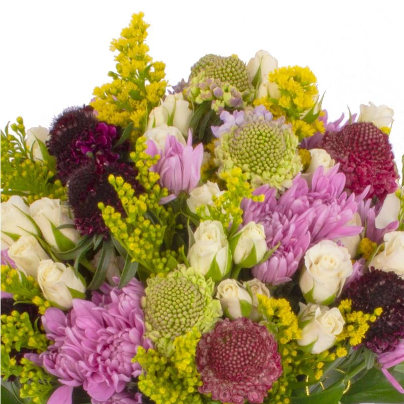 Foto 5 Escorpio - Arreglo floral con escabiosas, minirosas blancas, maules lilas, solidago y ruscus