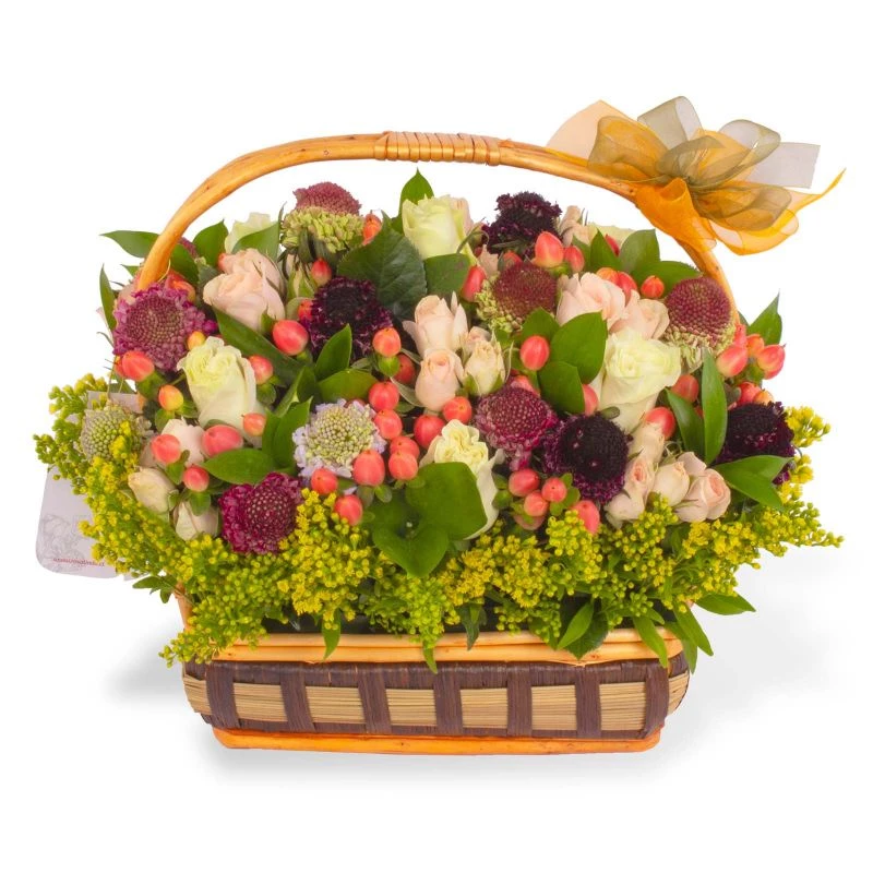 Libra - Arreglo floral en canasto de mimbre con rosas blancas, minirosas rosadas, escabiosas, hypericum y solidago