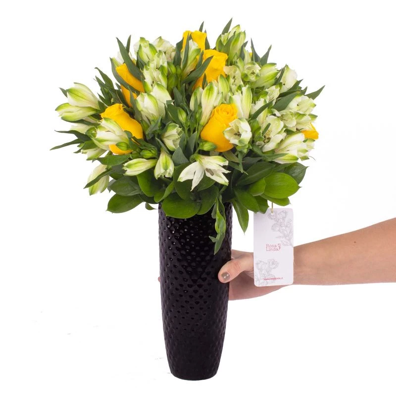 Foto 2 Amor Amarillo en cerámica - Arreglo floral con rosas amarillas y astromelias