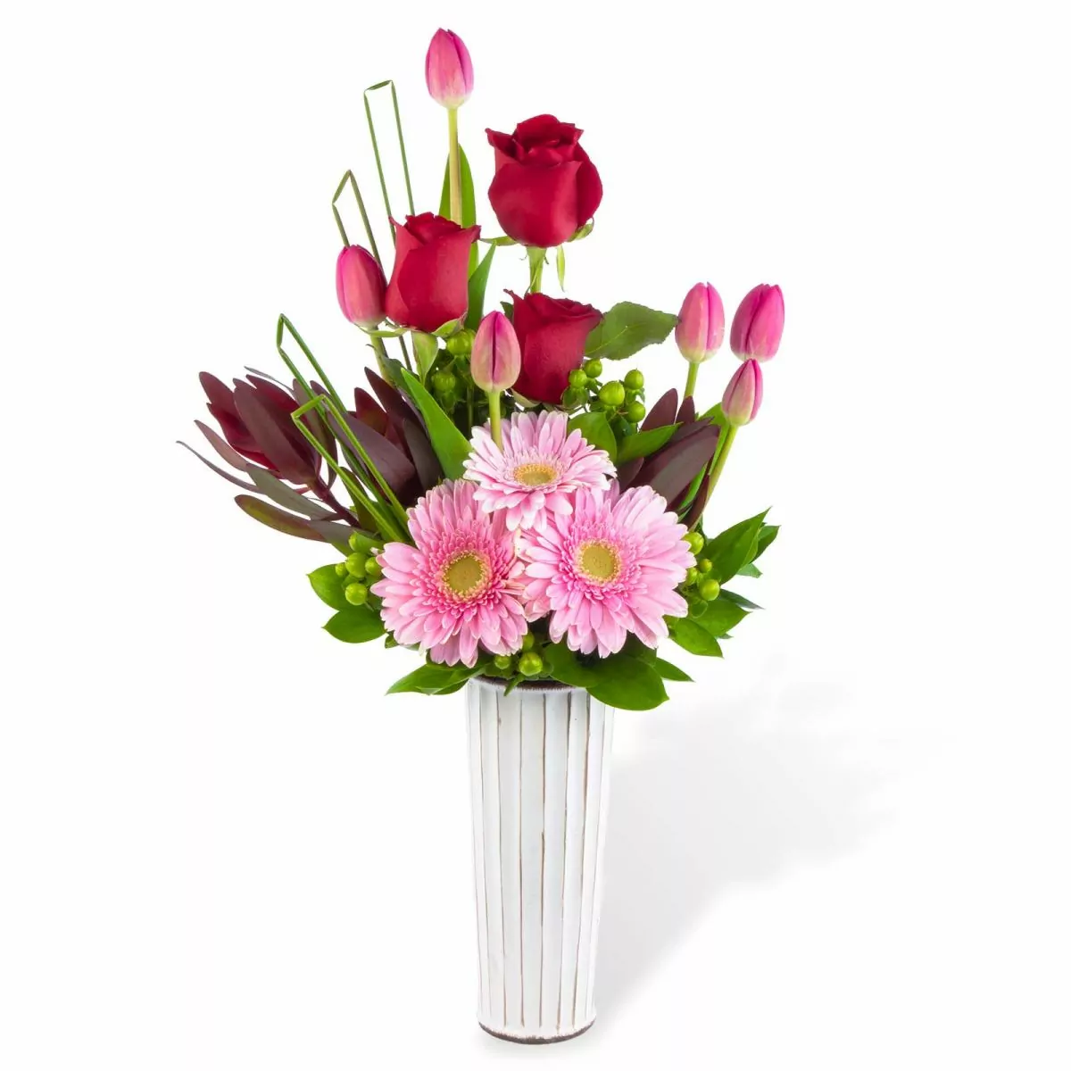 Foto principal Altair Rosado - Arreglo floral con tulipanes fucsias, rosas rojas, gerberas rosadas y leucadendros