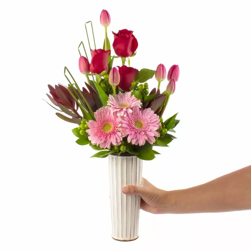 Foto 2 Altair Rosado - Arreglo floral con tulipanes fucsias, rosas rojas, gerberas rosadas y leucadendros