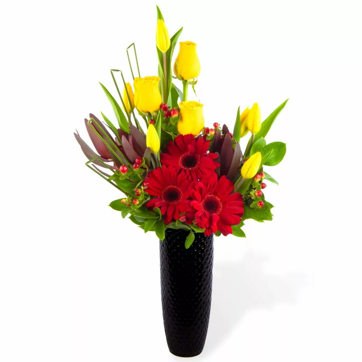 Foto principal Altair Rojo - Arreglo floral con tulipanes amarillos, rosas amarillas, gerberas rojas y leucadendros