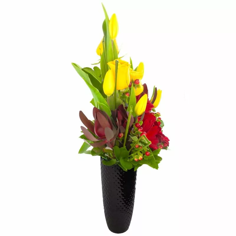Foto 3 Altair Rojo - Arreglo floral con tulipanes amarillos, rosas amarillas, gerberas rojas y leucadendros