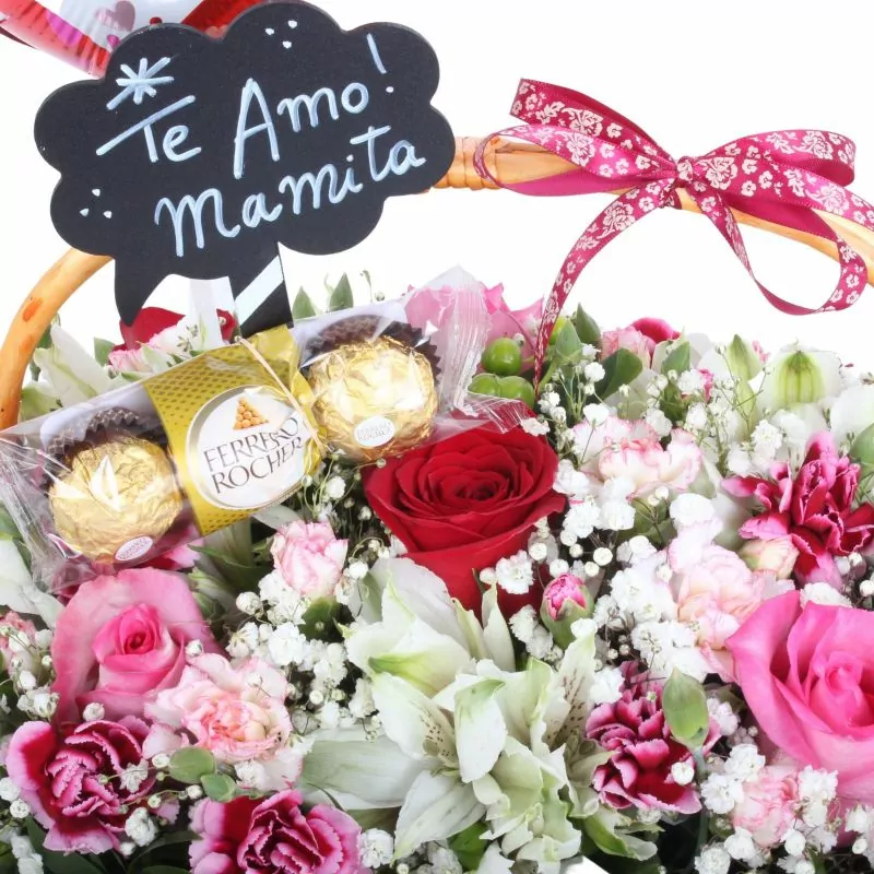 Foto 5 Canasto para mamá - Arreglo floral con rosas, miniclaveles, astromelias, chocolates, globo y pizarra