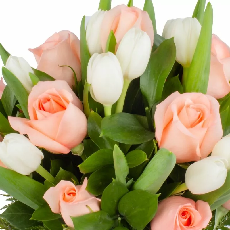 Foto 5 Isidora Blanco y Damasco - Arreglo floral con tulipanes blancos y rosas damasco