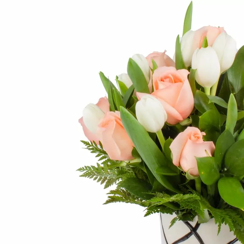 Foto 3 Isidora Blanco y Damasco - Arreglo floral con tulipanes blancos y rosas damasco