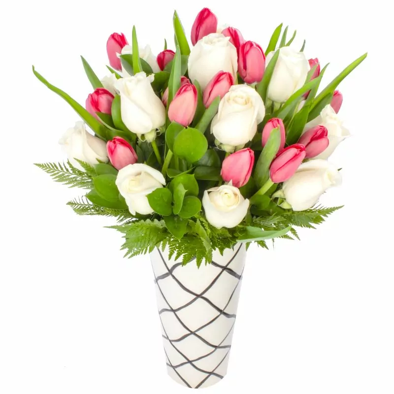 Foto 2 Isidora Fucsia y Blanco - Arreglo floral con tulipanes fucsia y rosas blancas