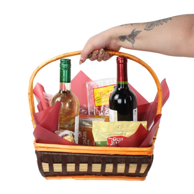 Foto con persona Set de Regalo vino Tinto y Blanco - Flores a domicilio Foto con persona Set de Regalo vino Tinto y Blanco - Flores a domicilio