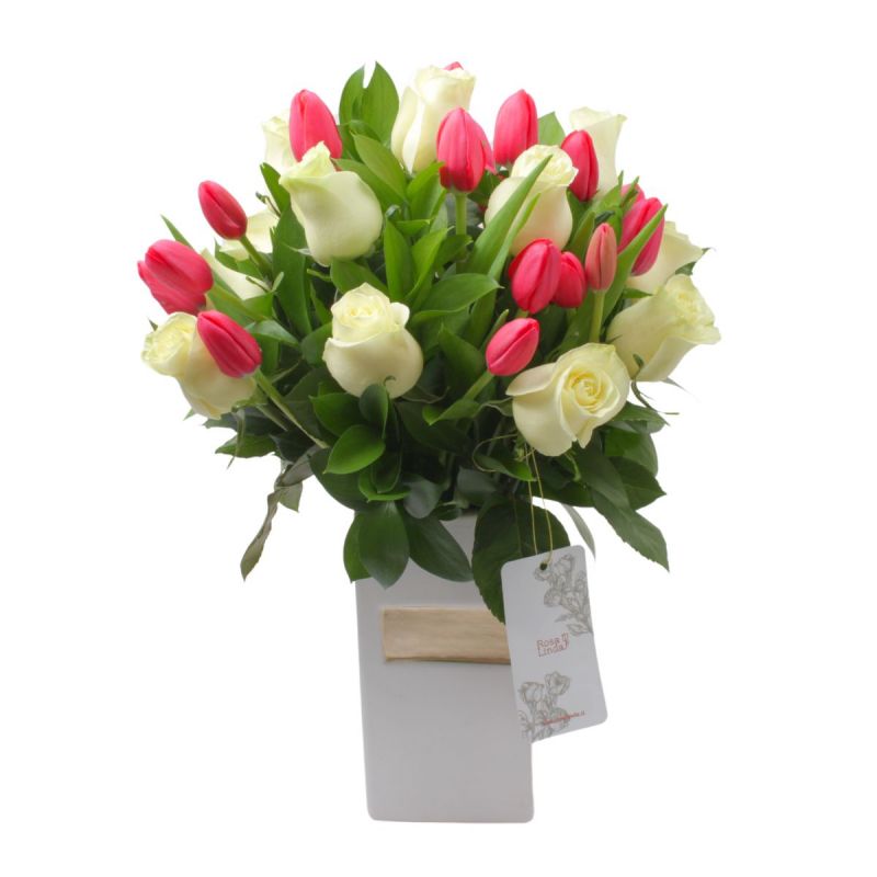 Dominga Fucsia Blanco - Arreglo floral con tulipanes fucsia y rosas blancas Dominga Fucsia Blanco - Arreglo floral con tulipanes fucsia y rosas blancas