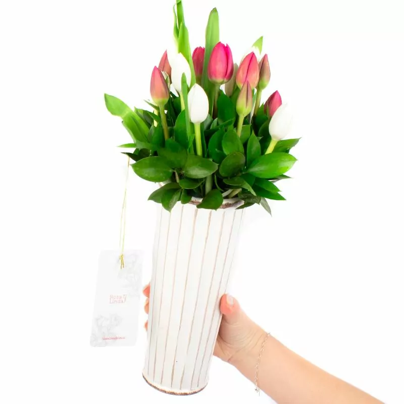 Foto 2 Jardín de Tulipanes - Arreglo floral con mix de tulipanes blanco y fucsia