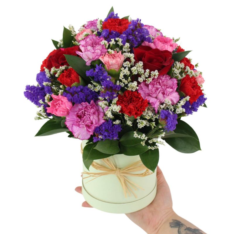 Foto con persona Colores de Frida Rojo en sombrerero - Flores a domicilio Foto con persona Colores de Frida Rojo en sombrerero - Flores a domicilio