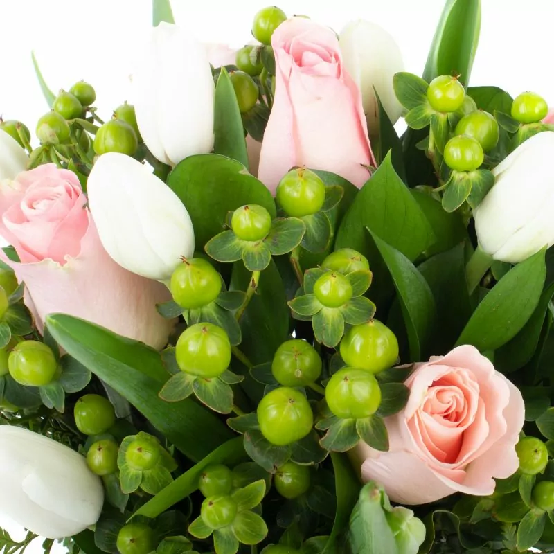 Foto 5 Pequeña Isidora Rosado Blanco - Florero gris con rosas, tulipanes e hypericum