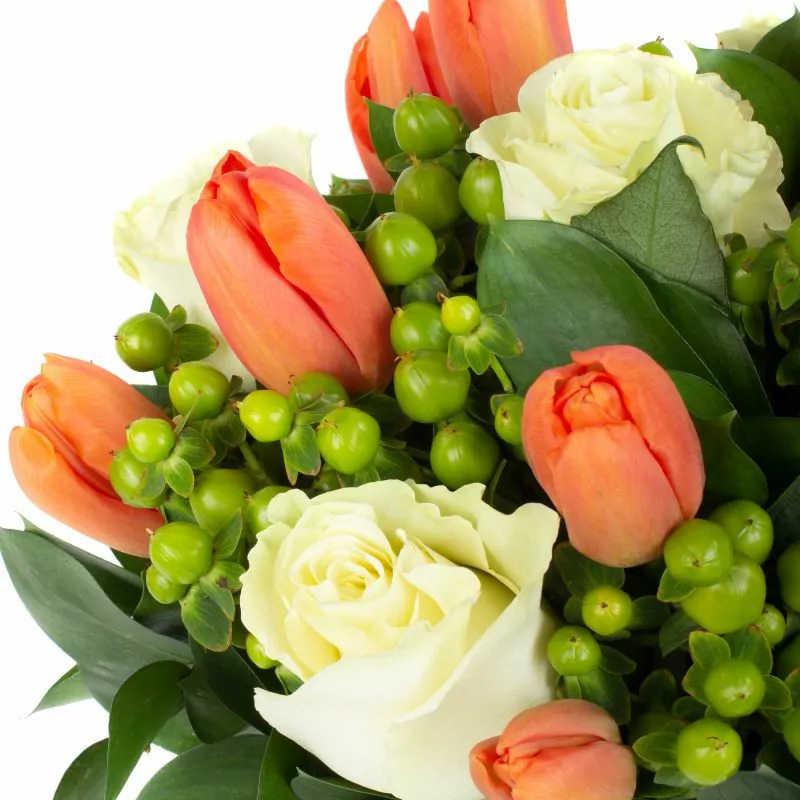 Foto 5 Pequeña Isidora Blanco Naranjo - Florero gris con rosas, tulipanes naranjos e hypericum