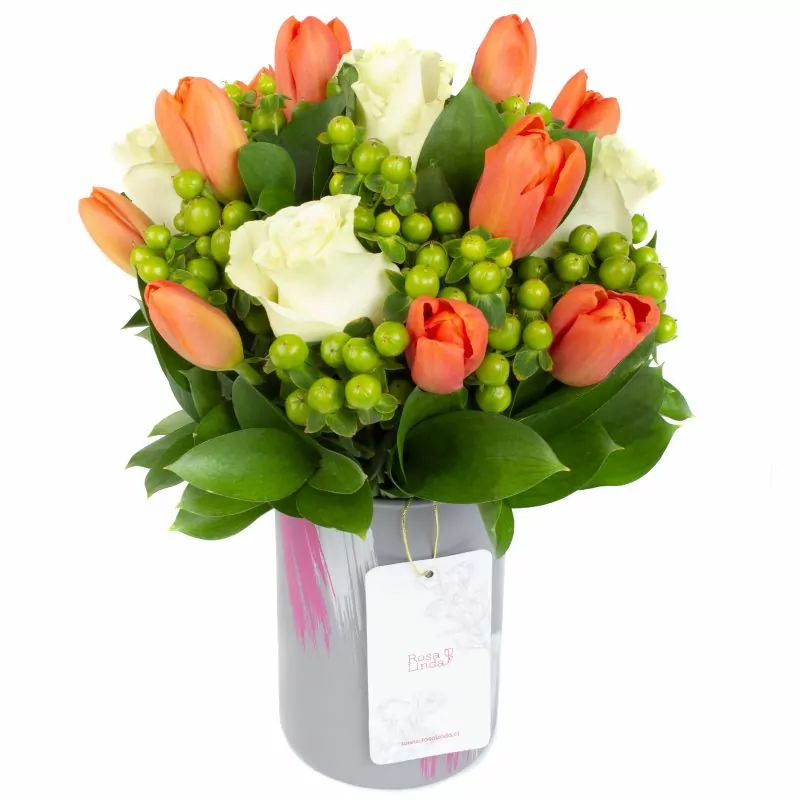 Foto 4 Pequeña Isidora Blanco Naranjo - Florero gris con rosas, tulipanes naranjos e hypericum