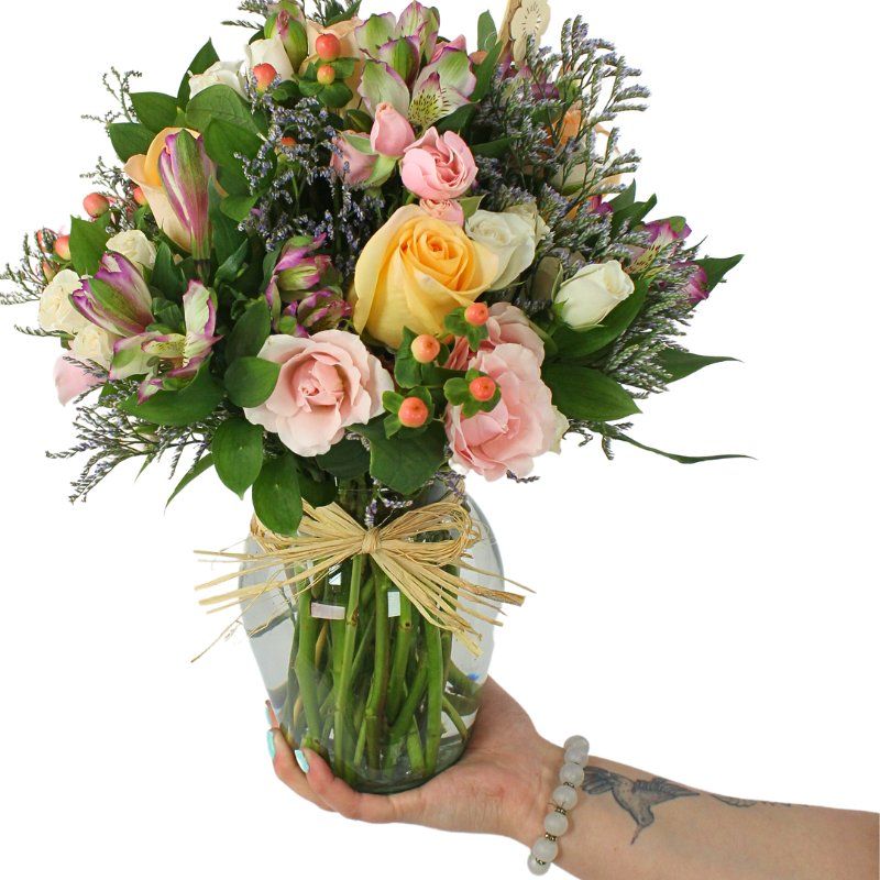 Foto con persona Belleza Tenue en Florero transparente con rosas damasco, mini claveles, astromelias y limonium - Flores a domicilio Foto con persona Belleza Tenue en Florero transparente con rosas damasco, mini claveles, astromelias y limonium - Flores a domicilio