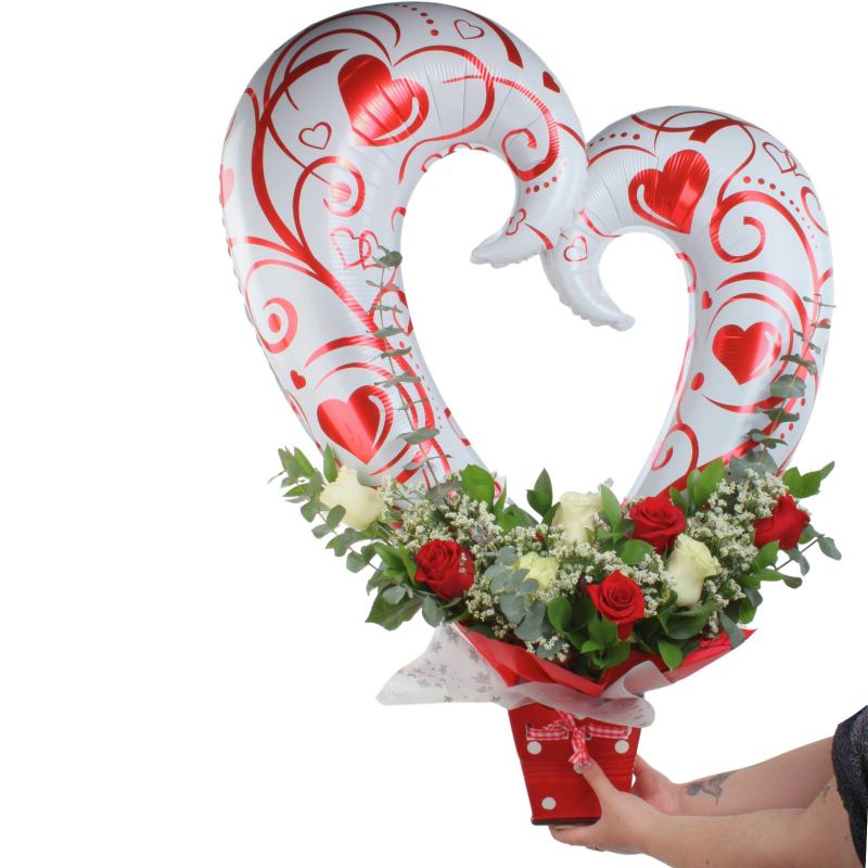 Foto con persona Arreglo floral Globo corazón - Flores a domicilio Foto con persona Arreglo floral Globo corazón - Flores a domicilio