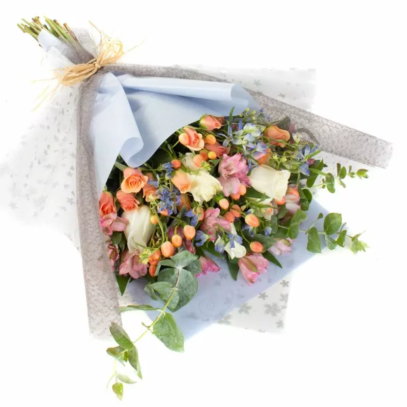 Ramo Belleza Tenue - Ramo de rosas blancas, delfinium azul, astromelias y eucaliptus