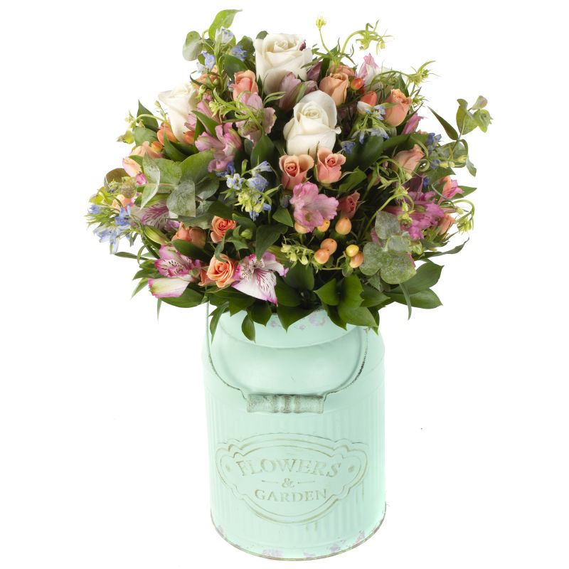 Belleza Tenue Garden - Arreglo floral en base vintage con rosas blancas, miniclaveles, lisianthus y limonium Belleza Tenue Garden - Arreglo floral en base vintage con rosas blancas, miniclaveles, lisianthus y limonium
