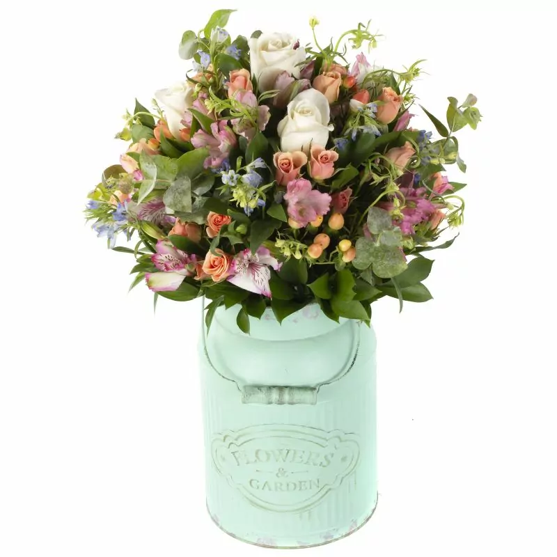 Belleza Tenue Garden - Arreglo floral en base vintage con rosas blancas, miniclaveles, lisianthus y limonium