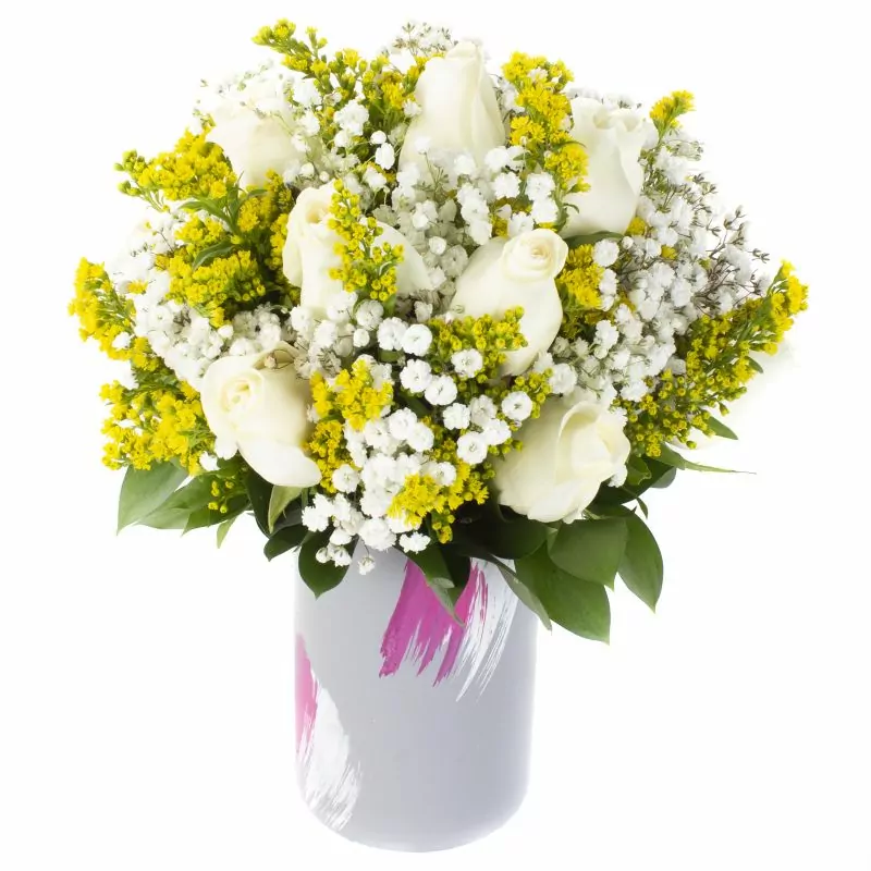 Clarita Blanco - Arreglo floral con rosas blancas, gypsophila y solidago.