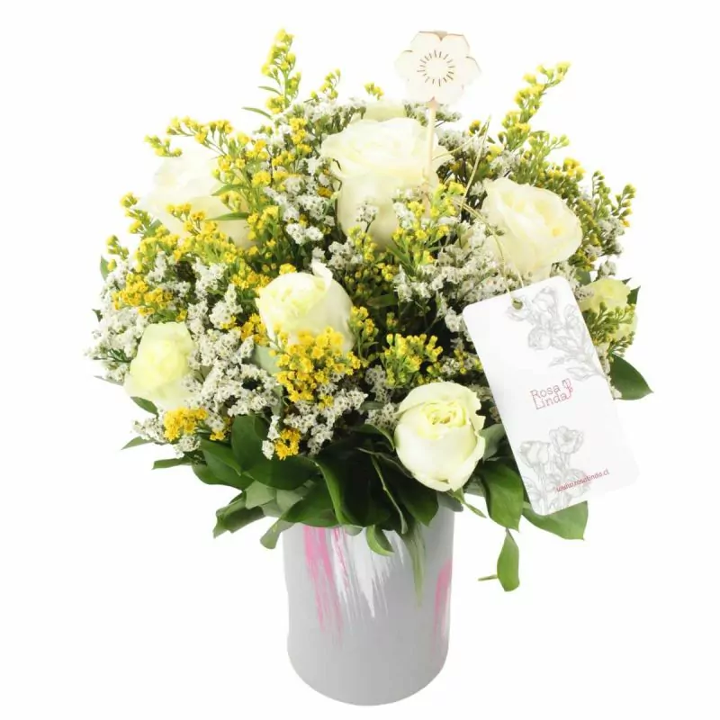 Clarita Blanco - Arreglo floral con rosas blancas, limonium y solidago.