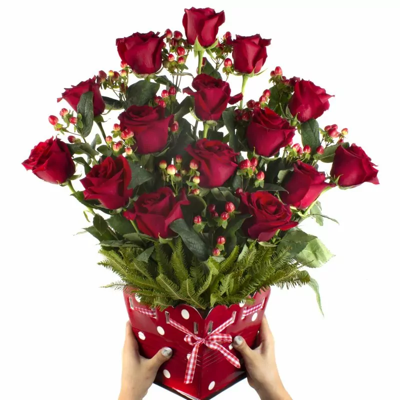 Foto 4 Jardín de Rosas Rojas - Arreglo floral con 15 rosas rojas e hypericum
