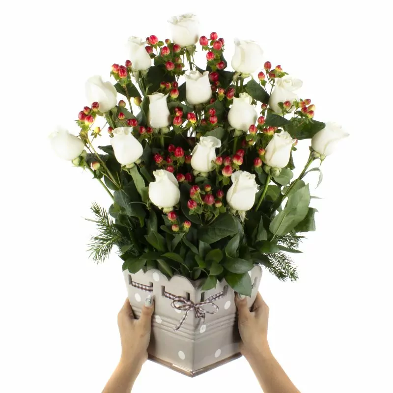 Foto 4 Jardín de Rosas Blanco - Arreglo floral con 15 rosas blancas e hypericum