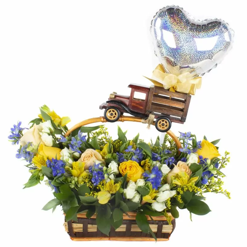 Pequeño conductor - Arreglo floral en base de canasto, rosas, delphinium y solidago