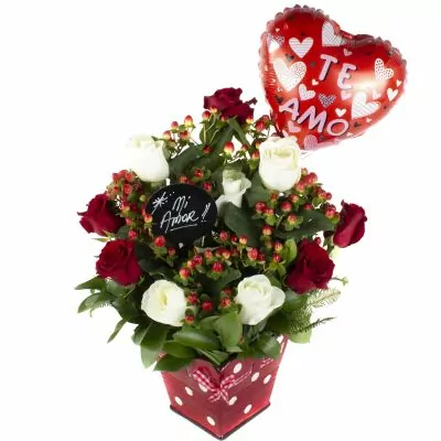 San Valentín mix blanco rojo - Arreglo floral con rosas ecuatorianas, hypericum y globo Te amo