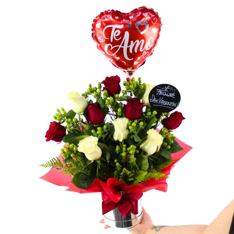 Foto con persona San Valentín mix blanco rojo - Flores a domicilio Foto con persona San Valentín mix blanco rojo - Flores a domicilio