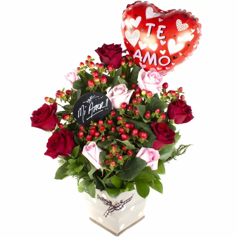 San Valentín mix Rosado Rojo - Arreglo floral con rosas ecuatorianas, hypericum y globo Te amo