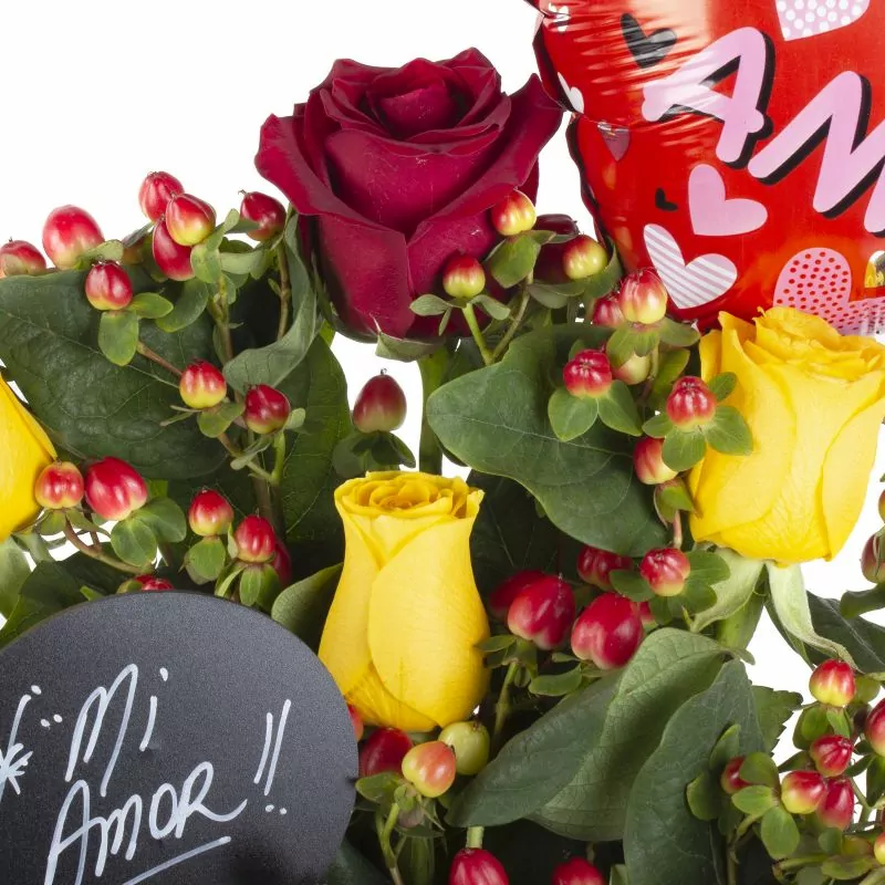 Foto 5 San valentín mix amarillo y rojo - Arreglo floral con rosas ecuatorianas, hypericum y globo Te amo