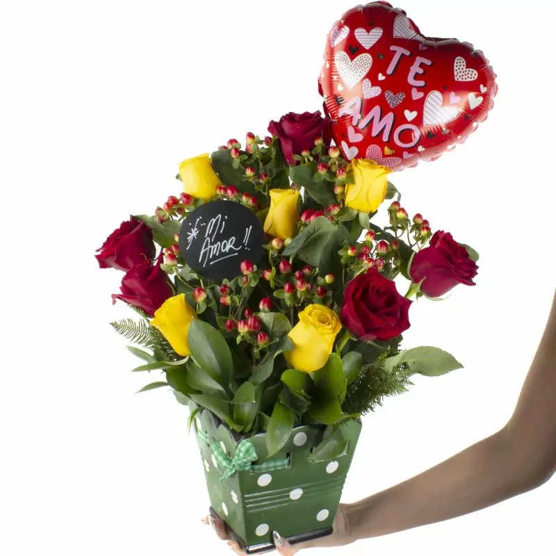 Foto 4 San valentín mix amarillo y rojo - Arreglo floral con rosas ecuatorianas, hypericum y globo Te amo