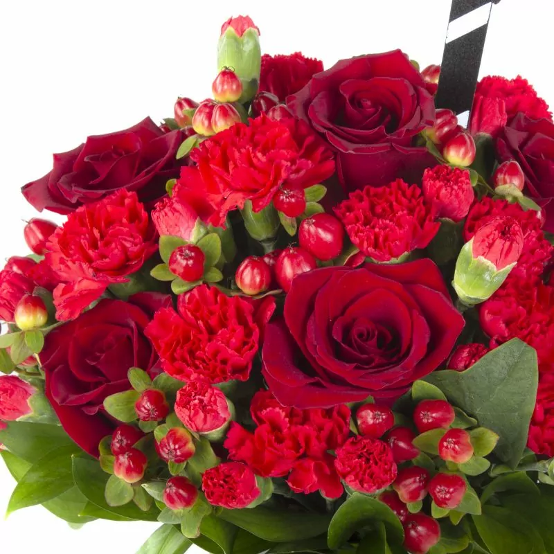 Foto 5 Romance - Florero con rosas rojas, hypericum, miniclaveles y pizarra