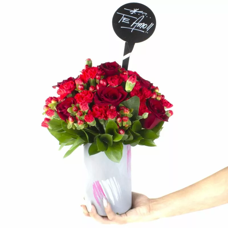 Foto 4 Romance - Florero con rosas rojas, hypericum, miniclaveles y pizarra