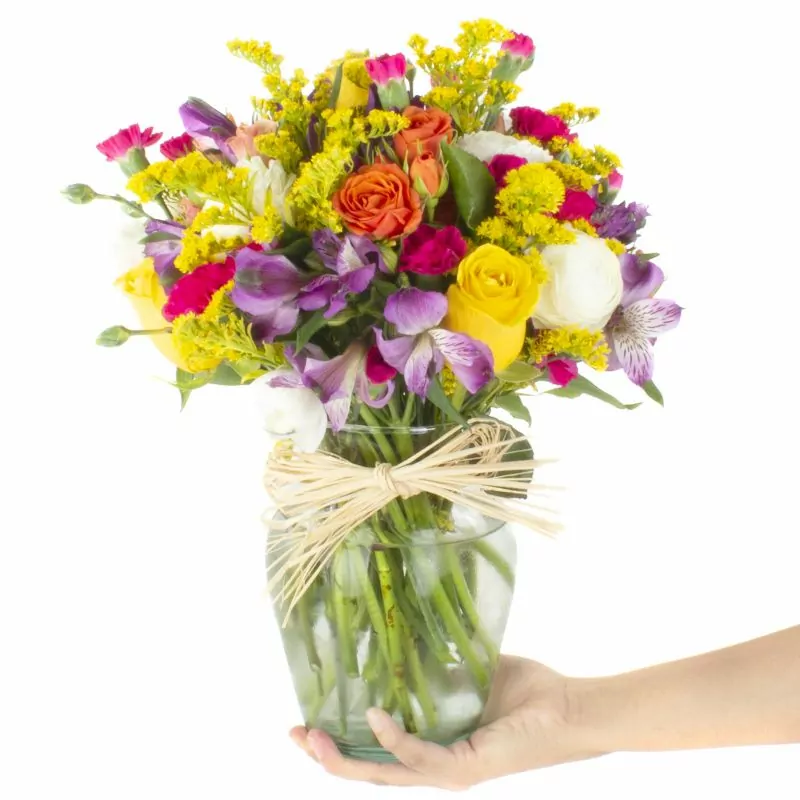 Foto 5 Ninfa - Florero con ranúnculos, rosas ecuatorianas amarillas, miniclaveles, solidago y astromelias