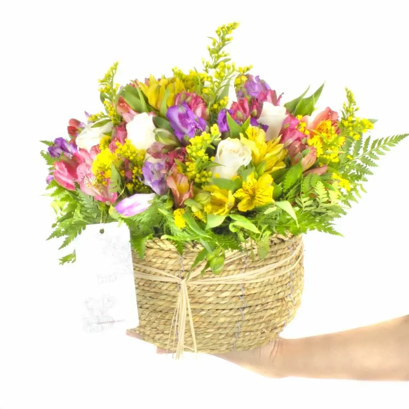 Foto 4 Ángel Blanco en canasto - Arreglo floral con rosas ecuatorianas blancas, solidago y astromelias de colores
