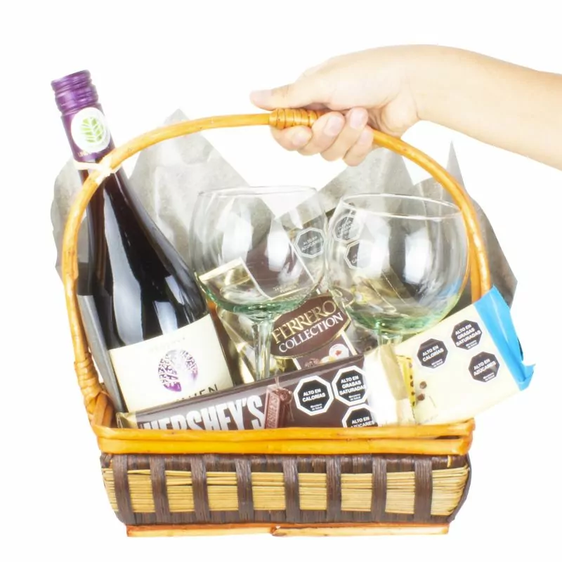 Foto 4 Set de regalo Buen día - Canasto de regalo con vino Aliwen Pinot y chocolates