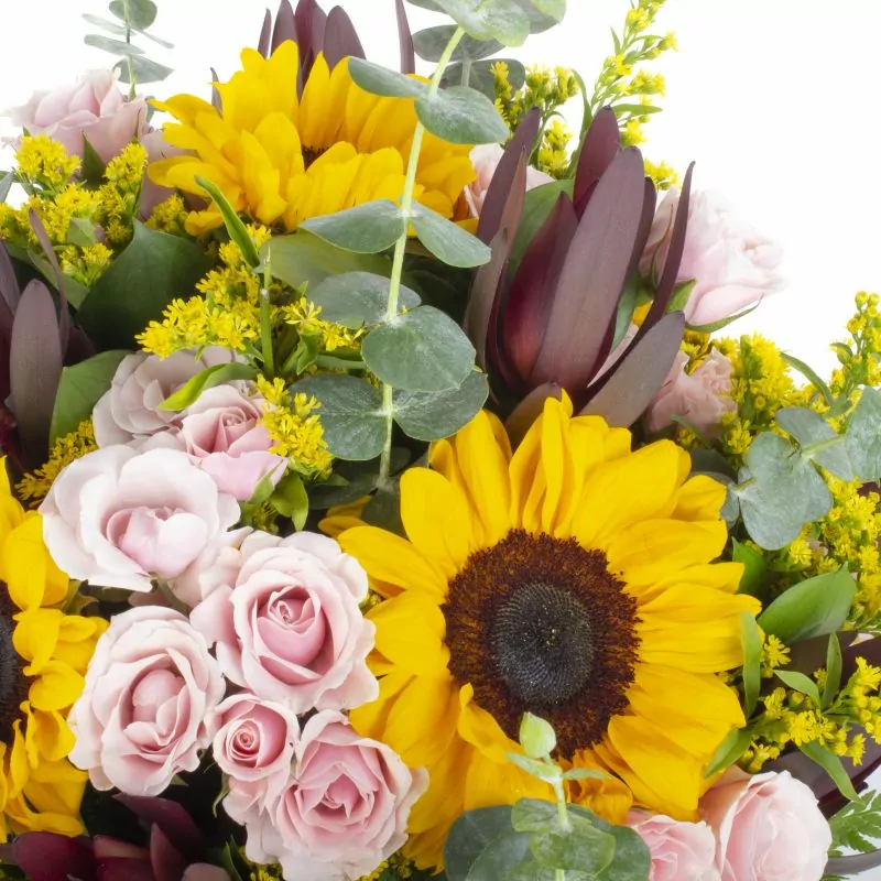 Foto 3 Solsticio - Arreglo floral en lechero vintage con girasoles, leucadendros, minirosas, eucalipto y solidago