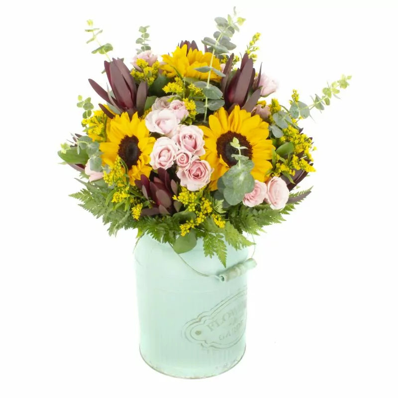 Foto 4 Solsticio - Arreglo floral en lechero vintage con girasoles, leucadendros, minirosas, eucalipto y solidago