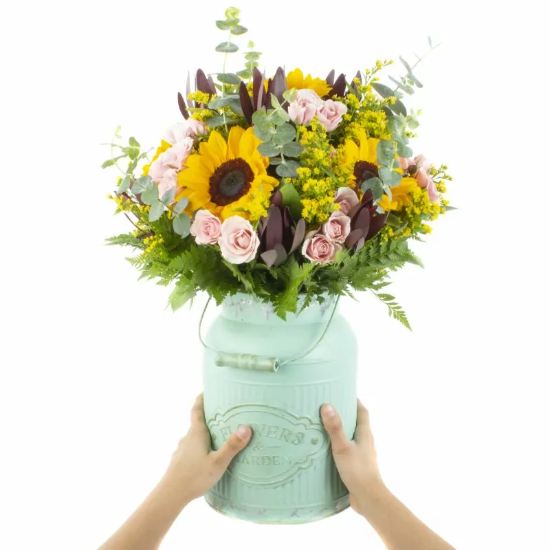 Foto 5 Solsticio - Arreglo floral en lechero vintage con girasoles, leucadendros, minirosas, eucalipto y solidago