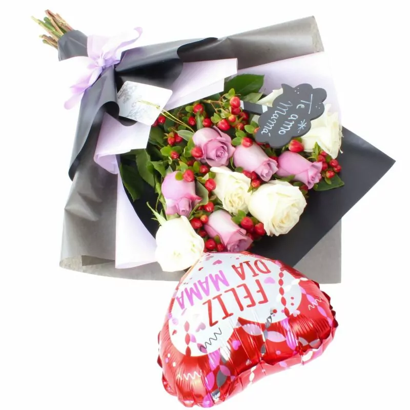 Ramo Amor de Madre - Ramo extendido de rosas blanco y lila, hypericum rojo, pizarra y globo