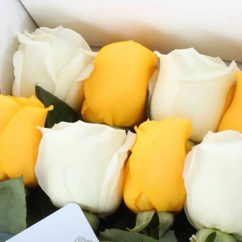 Foto 4 Pack FlowerBox Día de la Madre - Caja con 8 rosas mix amarillo y blanco, Ferrero Rocher corazón 100g y globo Feliz día Mamá